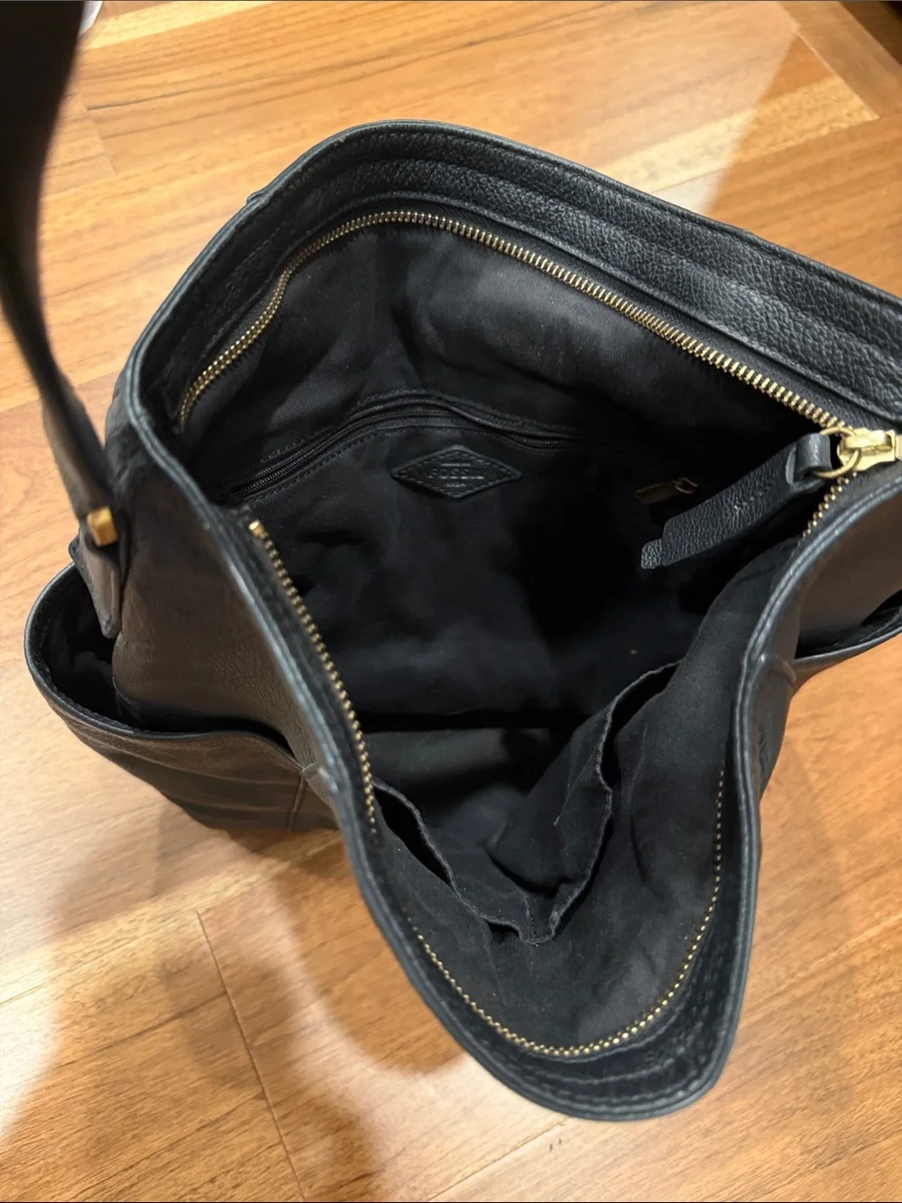Last call 🩵 Fossil Black Leather Hobo Shoulder Bag with Key Charm